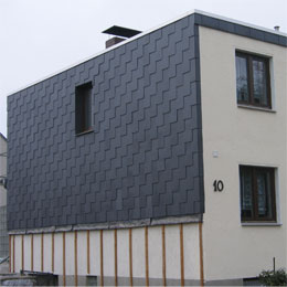 Vorhangfassade mit Naturschiefer